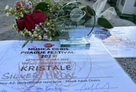 Kretingos kamerinis choras „Kristale“ / Chamber Mixed Choir į Kretingą vėl grįžo su didžiuliais laimėjimais