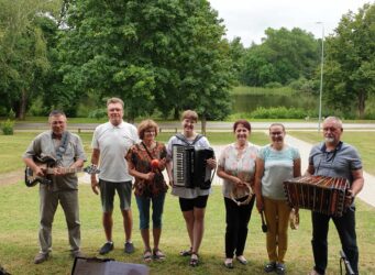 Vokalinė – instrumentinė grupė „Šės tas“ Vokalinė – instrumentinė grupė „Šės tas“