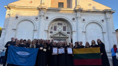 Kamerinis choras „Kristale“: muzikinės bendrystės kelias per scenas, šalis ir širdis